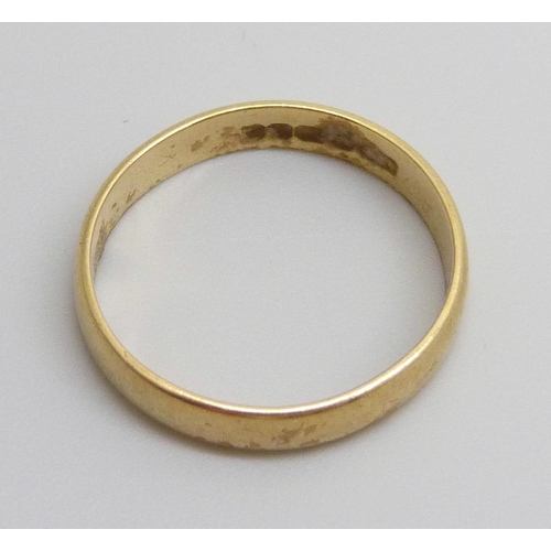 7011 - An 18ct gold wedding ring, 2.6g, L