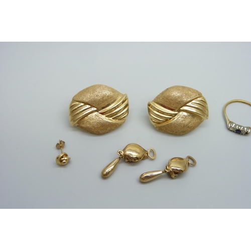 7024 - Two pairs of 9ct gold earrings, a single 9ct gold earring and an 18ct gold and platinum set ring, la... 