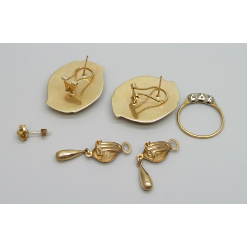 7024 - Two pairs of 9ct gold earrings, a single 9ct gold earring and an 18ct gold and platinum set ring, la... 