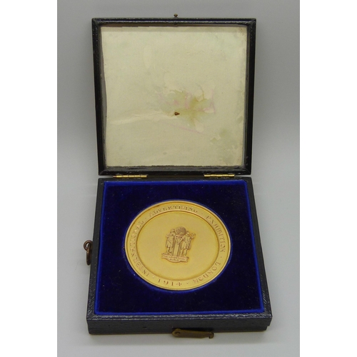 7025 - A hallmarked 9ct gold medallion, 1914, International Advertising Exhibition London, with inscription... 