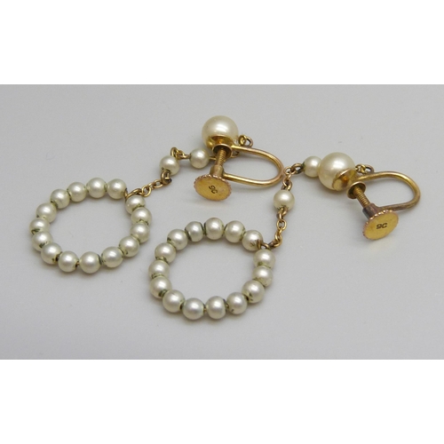 7028 - A pair of early 20th Century 9ct gold and pearl drop earrings with screw backs, 2.3g, 45mm