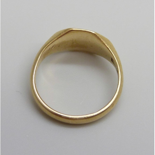 7031 - A small 18ct gold signet ring, 3.4g, F/G