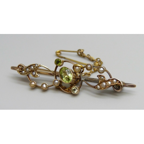 7036 - A 9ct gold bar brooch set with seed pearls and peridot, 2.9g