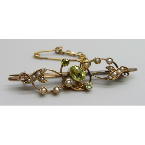 7036 - A 9ct gold bar brooch set with seed pearls and peridot, 2.9g