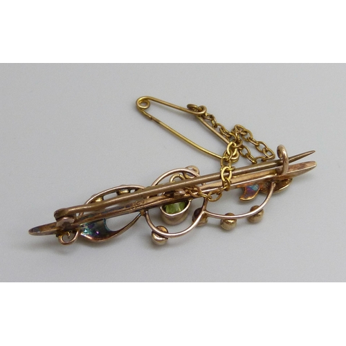 7036 - A 9ct gold bar brooch set with seed pearls and peridot, 2.9g