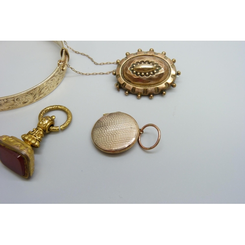 7037 - A 9ct gold metal core bangle, a gilt metal fob, a yellow metal memorial brooch and a yellow metal lo... 