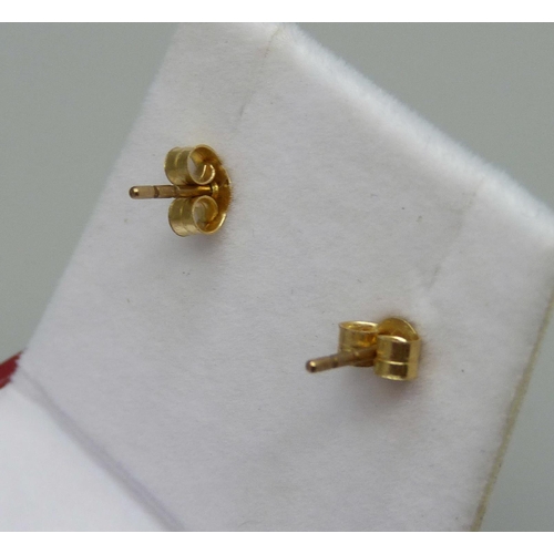 7042 - A pair of 9ct yellow gold mounted pearl stud earrings