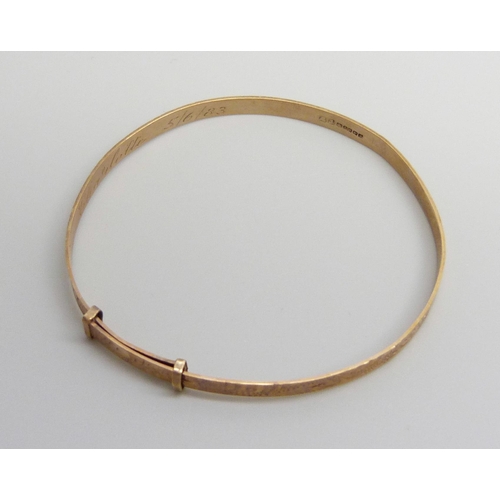 7045 - A small 9ct gold expanding bangle, 4g