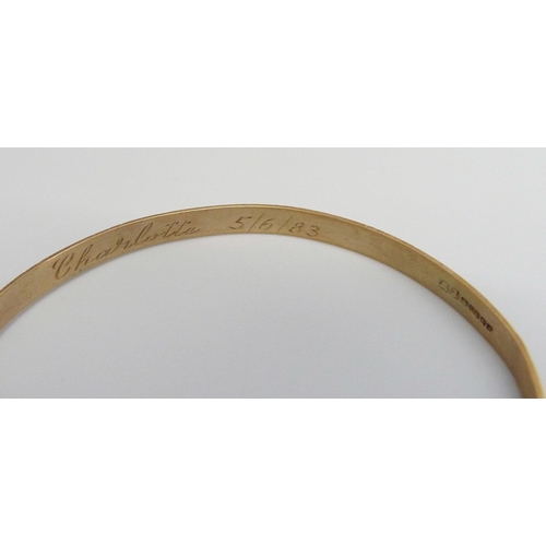 7045 - A small 9ct gold expanding bangle, 4g