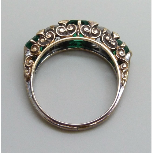 7046 - An 18ct golf ring set with white and green stones, 4.8g, Q, (three central stones scratched)