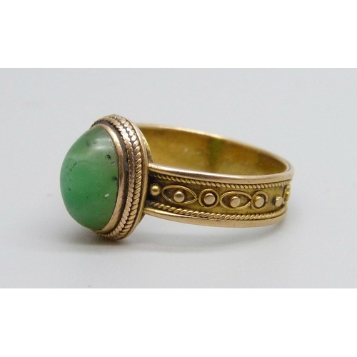 7051 - An antique yellow metal and jade ring, marked 21K, 2.9g, K