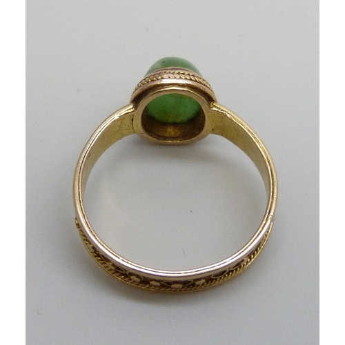 7051 - An antique yellow metal and jade ring, marked 21K, 2.9g, K