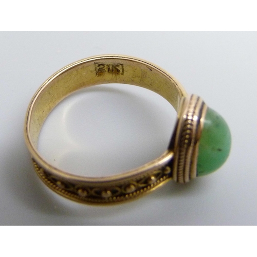 7051 - An antique yellow metal and jade ring, marked 21K, 2.9g, K