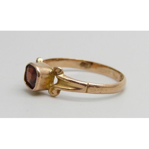 7053 - A 9ct gold ring, hallmarked Chester 1909, 1.2g, L