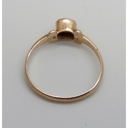 7053 - A 9ct gold ring, hallmarked Chester 1909, 1.2g, L