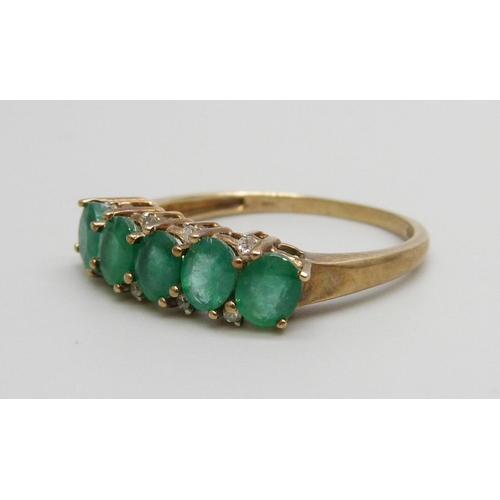 7064 - A 9ct gold, emerald and diamond ring, 2.3g, R