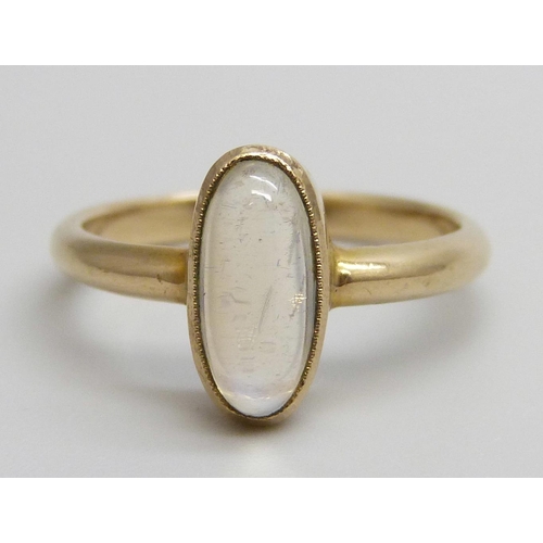 7067 - A vintage 9ct gold and moonstone ring, 2g, K, 10mm stone