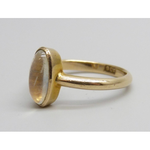 7067 - A vintage 9ct gold and moonstone ring, 2g, K, 10mm stone