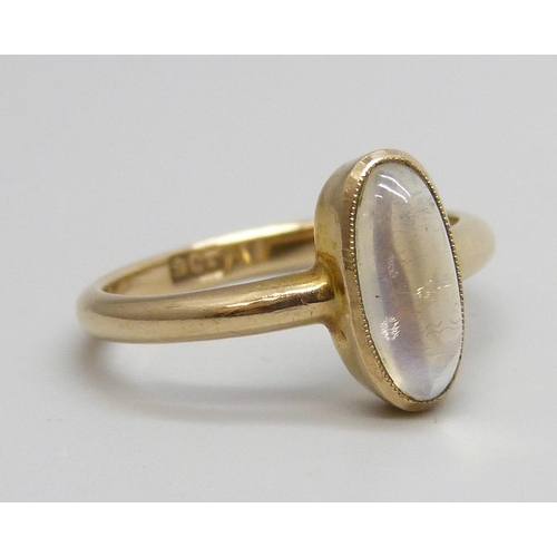 7067 - A vintage 9ct gold and moonstone ring, 2g, K, 10mm stone