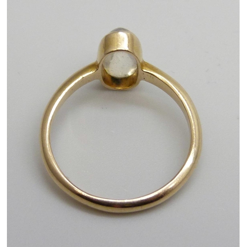 7067 - A vintage 9ct gold and moonstone ring, 2g, K, 10mm stone