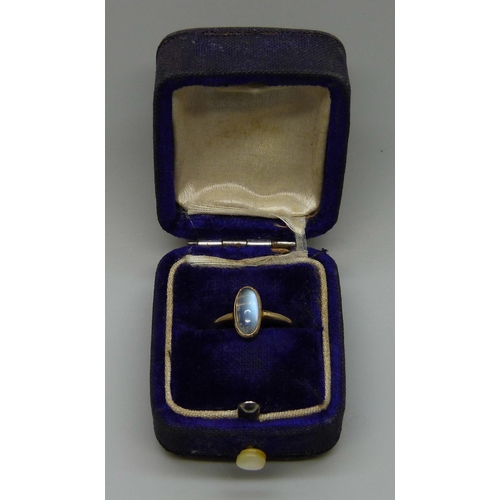 7067 - A vintage 9ct gold and moonstone ring, 2g, K, 10mm stone