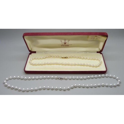 7071 - A pearl necklace with a hallmarked 9ct gold clasp and a faux pearl necklace