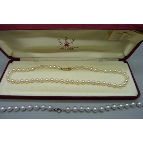 7071 - A pearl necklace with a hallmarked 9ct gold clasp and a faux pearl necklace