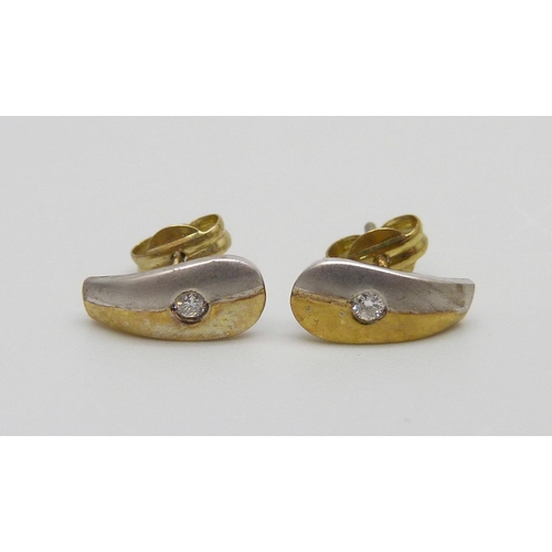 7073 - A pair 9ct gold and diamond earrings, 0.8g