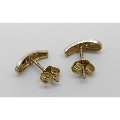 7073 - A pair 9ct gold and diamond earrings, 0.8g