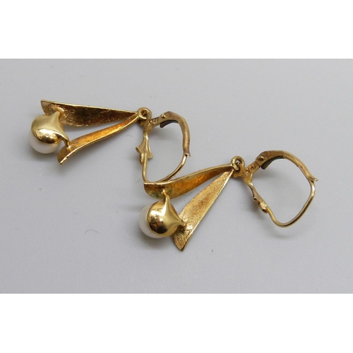 7081 - A pair of 14k gold Art Nouveau style drop earrings, 2.8g