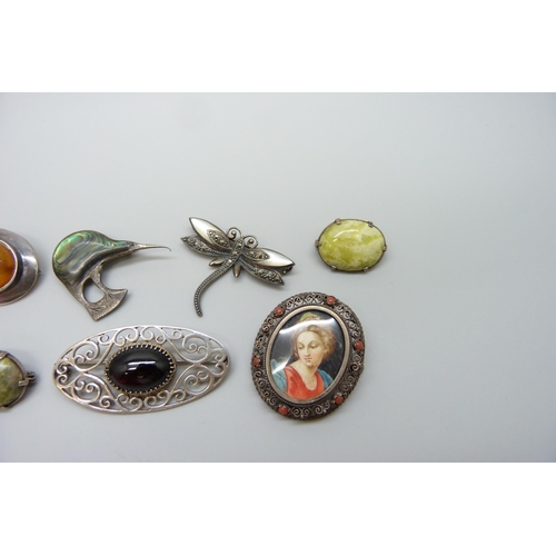 7110 - A collection of silver brooches including a Sheila Fleet fish brooch, a Thomas Mott butterfly wing b... 