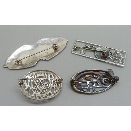 7112 - A collection of four silver brooches, 34g