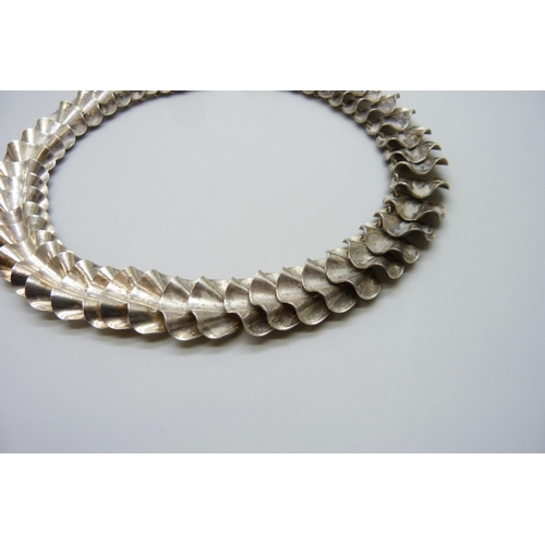 7121 - A Scandinavian style abstract silver necklace, in the manner of Georg Jensen, stamped 925, 84g, 41cm