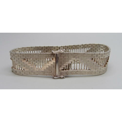 7124 - An Art Deco style silver bracelet, 30g, 18cm