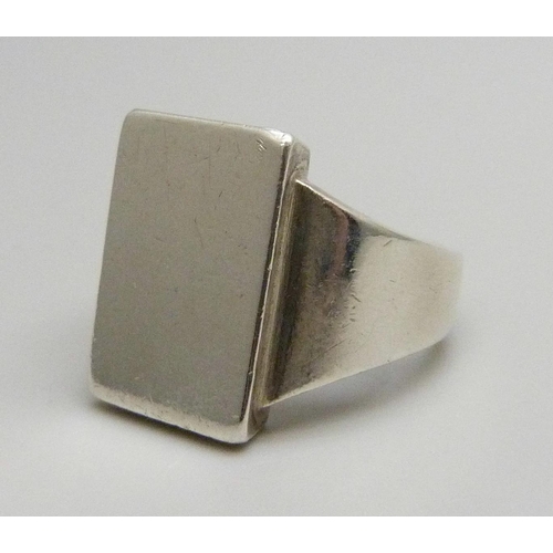 7127 - A Georg Jensen sterling silver gentleman's ring, no. 84, 15.7g, size O/P