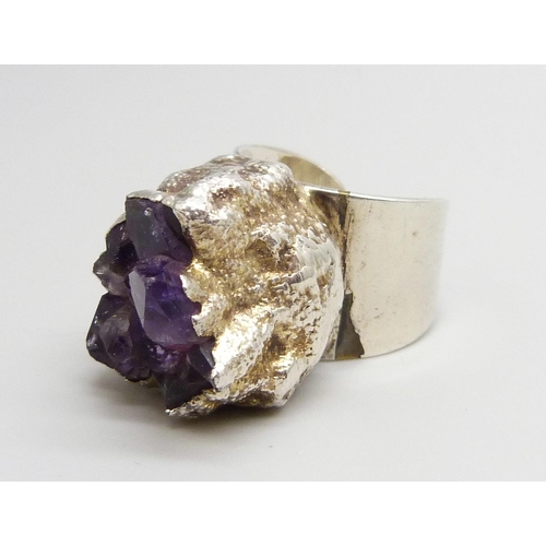 7130 - A Danish Brutalist silver ring set with an amethyst, signed J.Hull, 22g, R