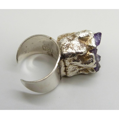 7130 - A Danish Brutalist silver ring set with an amethyst, signed J.Hull, 22g, R