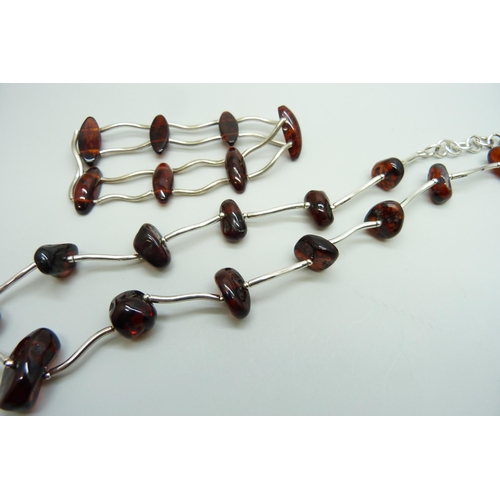 7136 - A silver and amber necklace and a matching bracelet, 32g