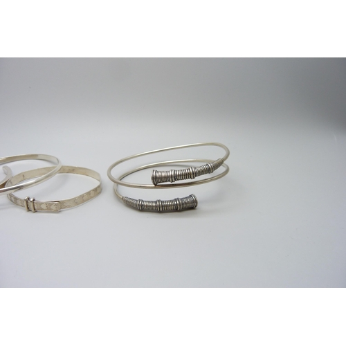 7152 - Five silver bangles, 109g