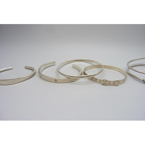 7152 - Five silver bangles, 109g