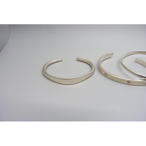 7152 - Five silver bangles, 109g