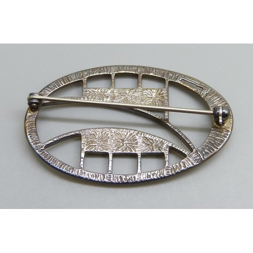 7153 - A silver brooch, 8.4g, 4.5cm