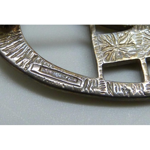 7153 - A silver brooch, 8.4g, 4.5cm