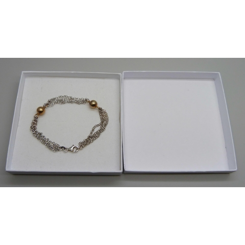 7156 - A silver bracelet with gold plated ball detail, 6.9g