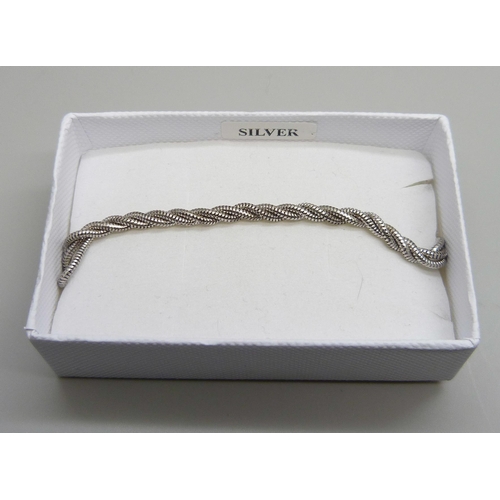 7157 - A silver twist bracelet, 6g