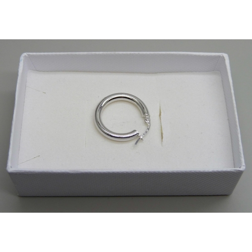 7158 - A 9ct white gold single hoop earring, 0.9g