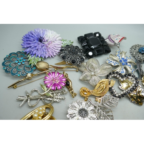 7180 - A bag of costume brooches