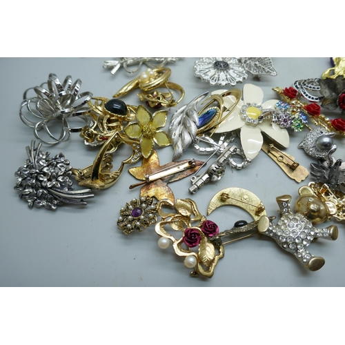 7180 - A bag of costume brooches