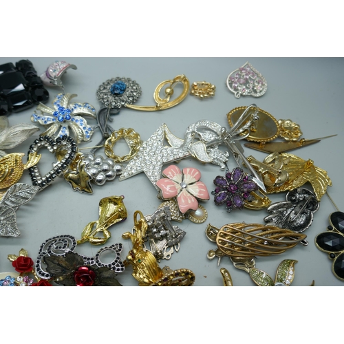 7180 - A bag of costume brooches