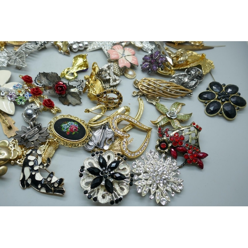 7180 - A bag of costume brooches